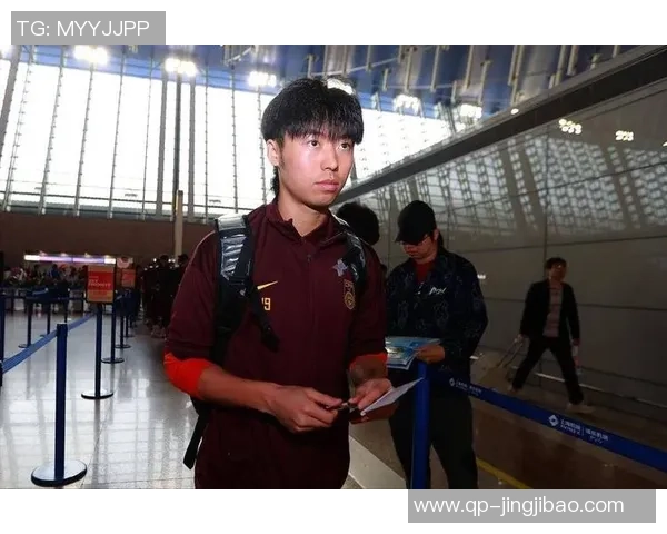 国脚汪士钦火了！他留长发涂美甲出战熊猫杯引热议，该不该被责备？