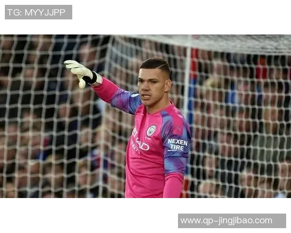 感触土超的气氛，埃德森在伊斯坦布尔德比中遭球迷抛掷塑料杯